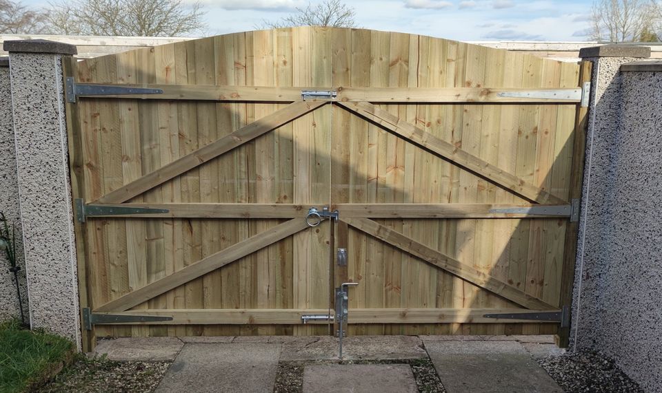 Double driveway wooden gate